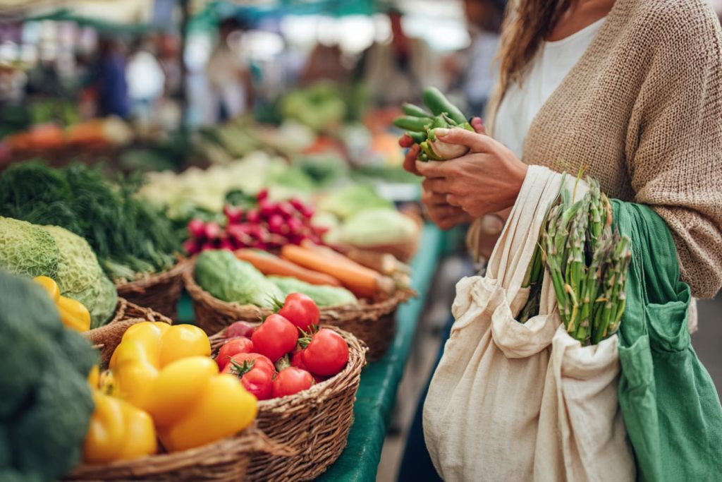A Beginner’s Guide to a Zero-Waste Kitchen 2 Eco-friendly grocery shopping with reusable cloth bags and seasonal produce. Zero-Waste Kitchen guide